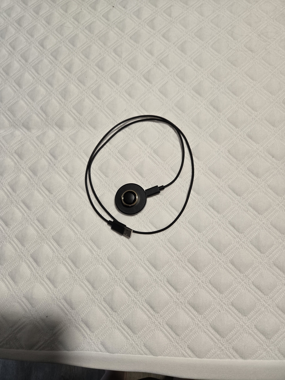 Oura Ring Gold Size 8 GEN 3 And Black Charger Cable with Round Dock